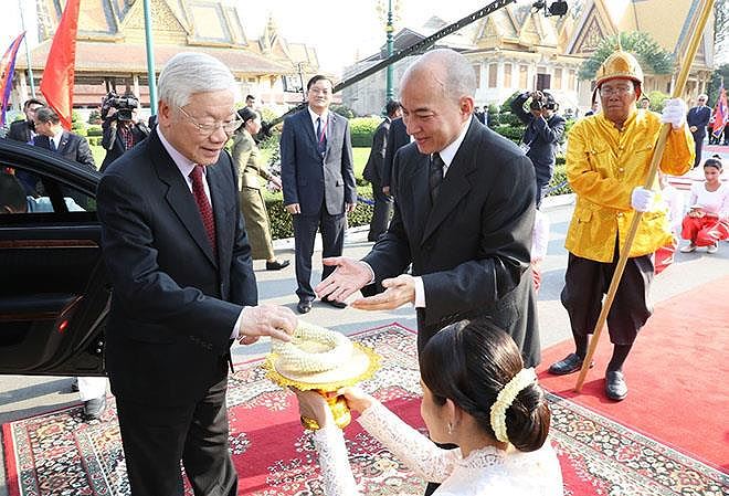 Quốc vương Norodom Sihamoni nhiệt liệt chào mừng Tổng Bí thư, Chủ tịch nước Nguyễn Phú Trọng sang thăm cấp Nhà nước Campuchia. Ảnh: TTXVN